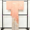 訪問着 良品 落款入り 綸子 正絹 木の葉・植物柄 袷仕立て 身丈159.5cm 裄丈63cm リサイクル着物 一部しつけ糸付き 着物 箔 刺繍 金彩 入学式 卒業式 七五三 お宮参り フォーマル 菊 萩 雪輪 サーモンピンク ピンク_画像2