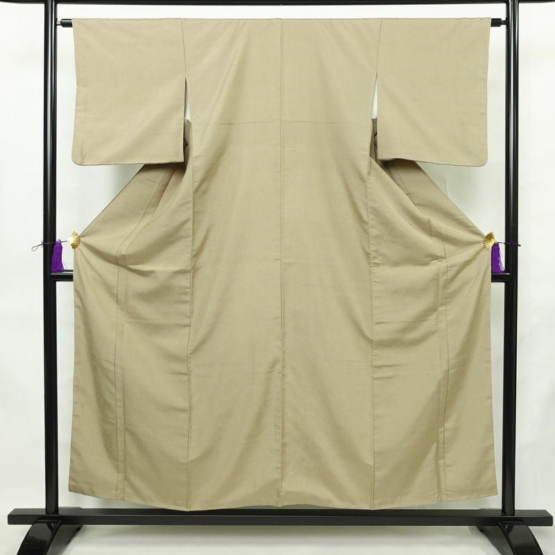 紬 正絹 無地 袷仕立て 身丈154cm 裄丈63cm リサイクル着物 着物 シンプル ベージュ_画像1