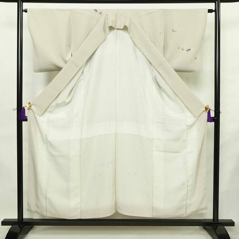 訪問着 良品 京手描友禅 縮緬 一つ紋付き 正絹 花柄 袷仕立て 身丈152.5cm 裄丈62.5cm リサイクル着物 着物 刺繍 箔 金彩 入学式 卒業式 七五三 お宮参り フォーマル 上品 グレー_画像3