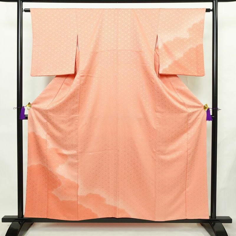 付け下げ 良品 綸子 正絹 古典柄 袷仕立て 身丈156.5cm 裄丈63cm リサイクル着物 着物 入学式 卒業式 七五三 お宮参り フォーマル 上品 サーモンピンク ピンク_画像1