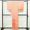 付け下げ 良品 綸子 正絹 古典柄 袷仕立て 身丈156.5cm 裄丈63cm リサイクル着物 着物 入学式 卒業式 七五三 お宮参り フォーマル 上品 サーモンピンク ピンク_画像2
