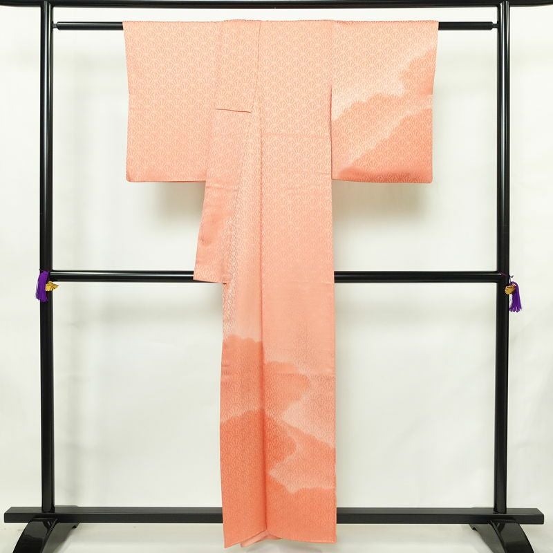 付け下げ 良品 綸子 正絹 古典柄 袷仕立て 身丈156.5cm 裄丈63cm リサイクル着物 着物 入学式 卒業式 七五三 お宮参り フォーマル 上品 サーモンピンク ピンク_画像2