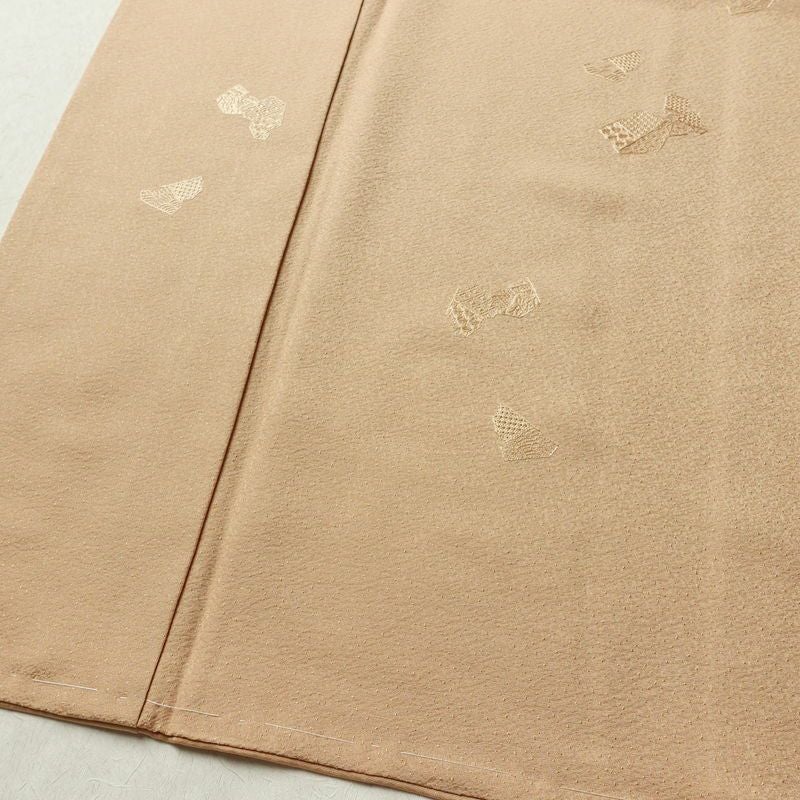 付け下げ 良品 しつけ糸付き スワトウ刺繍 正絹 古典柄 袷仕立て 身丈148.5cm 裄丈63cm リサイクル着物 着物 入学式 卒業式 七五三 お宮参り フォーマル シンプル おしゃれ 上品 ベージュ_画像4