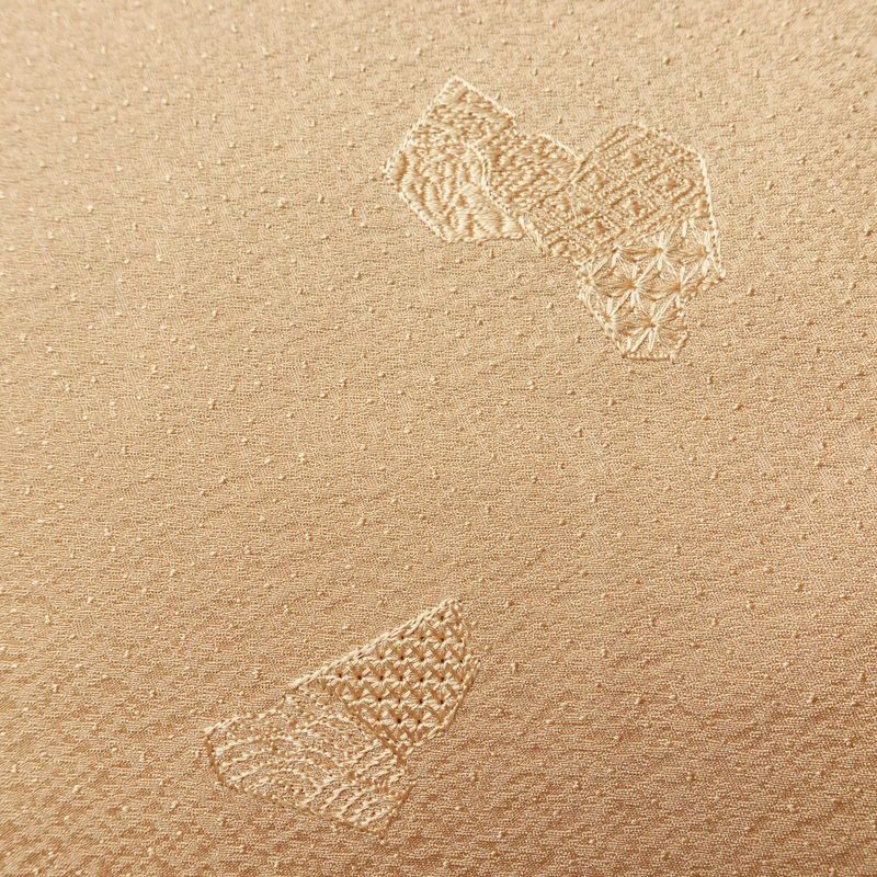 付け下げ 良品 しつけ糸付き スワトウ刺繍 正絹 古典柄 袷仕立て 身丈148.5cm 裄丈63cm リサイクル着物 着物 入学式 卒業式 七五三 お宮参り フォーマル シンプル おしゃれ 上品 ベージュ_画像9