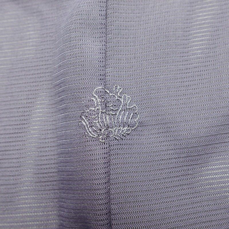 盛夏 色無地 美品 しつけ糸付き 夏用 一つ紋付き バチ衿仕立て ポリエステル 単衣仕立て 身丈157cm 裄丈65cm リサイクル着物 着物 お茶会 フォーマル 紫・藤色_画像12