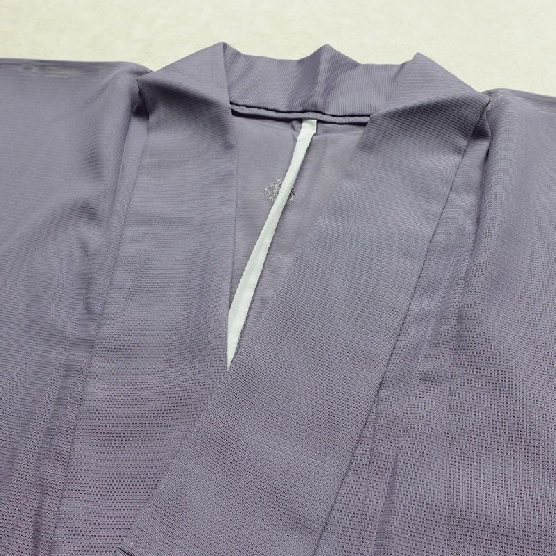 盛夏 色無地 美品 しつけ糸付き 夏用 一つ紋付き バチ衿仕立て ポリエステル 単衣仕立て 身丈157cm 裄丈65cm リサイクル着物 着物 お茶会 フォーマル 紫・藤色_画像16
