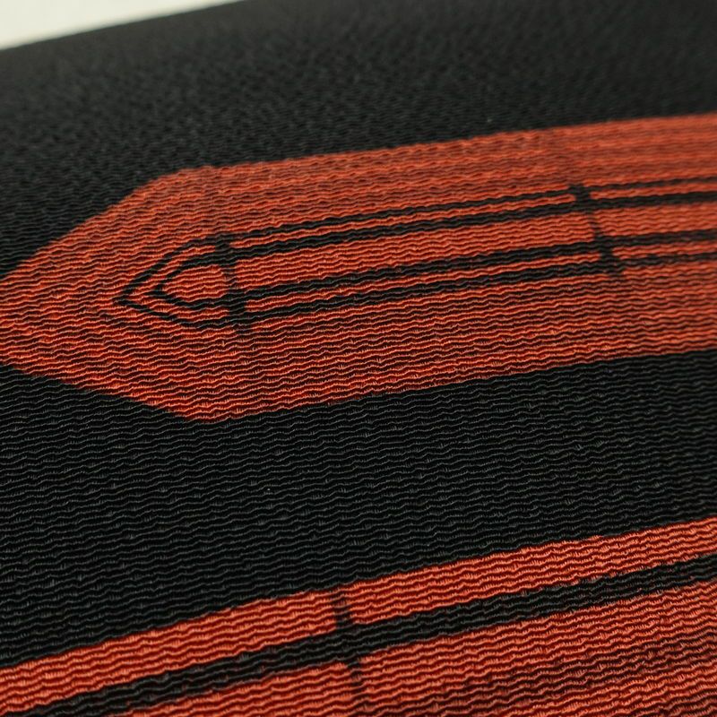 名古屋帯 草木手染 太鼓柄 美品 縮緬 正絹 幾何学柄・抽象柄 名古屋仕立て なごや帯 リサイクル帯 帯 モダン 黒_画像5