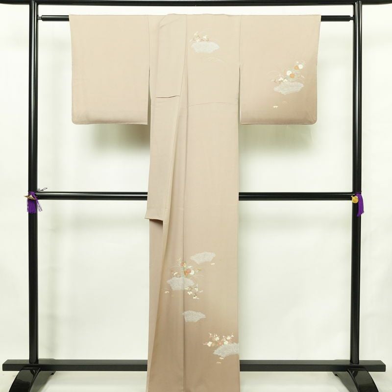 付け下げ 金駒刺繍 正絹 木の葉・植物柄 袷仕立て 身丈163cm 裄丈66cm リサイクル着物 着物 箔 金彩 入学式 卒業式 七五三 お宮参り フォーマル シンプル 上品 ベージュ_画像2