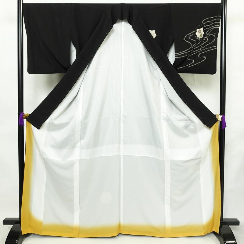 付け下げ 一つ紋付き 正絹 木の葉・植物柄 袷仕立て 身丈166cm 裄丈68.5cm リサイクル着物 着物 箔 金彩 卒業式 フォーマル シンプル 黒_画像3