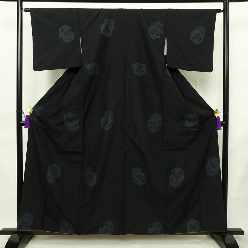 結城紬 本場真綿結城紬 百山亀甲 証紙あり 正絹 亀甲柄 袷仕立て 身丈160cm 裄丈63.5cm リサイクル着物 着物 洒落 黒_画像1