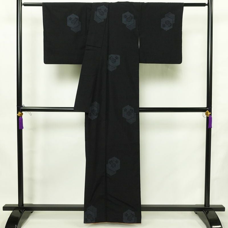 結城紬 本場真綿結城紬 百山亀甲 証紙あり 正絹 亀甲柄 袷仕立て 身丈160cm 裄丈63.5cm リサイクル着物 着物 洒落 黒_画像2