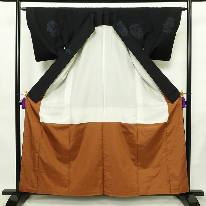 結城紬 本場真綿結城紬 百山亀甲 証紙あり 正絹 亀甲柄 袷仕立て 身丈160cm 裄丈63.5cm リサイクル着物 着物 洒落 黒_画像3