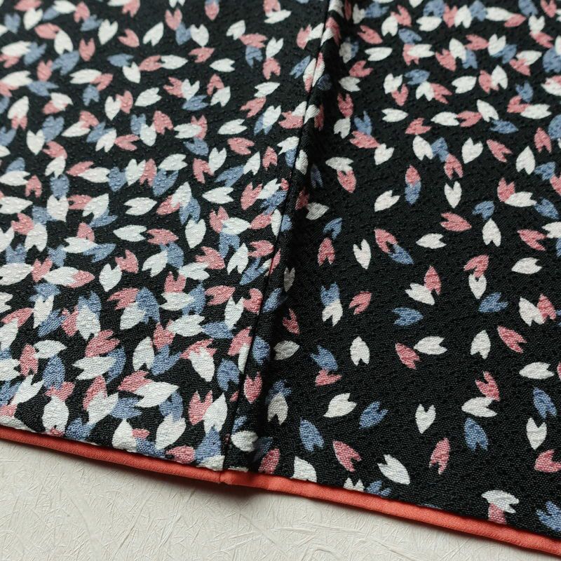 単衣 小紋 バチ衿仕立て ポリエステル 八掛付き 花柄 単衣仕立て 身丈165cm 裄丈66cm リサイクル着物 着物 黒_画像11