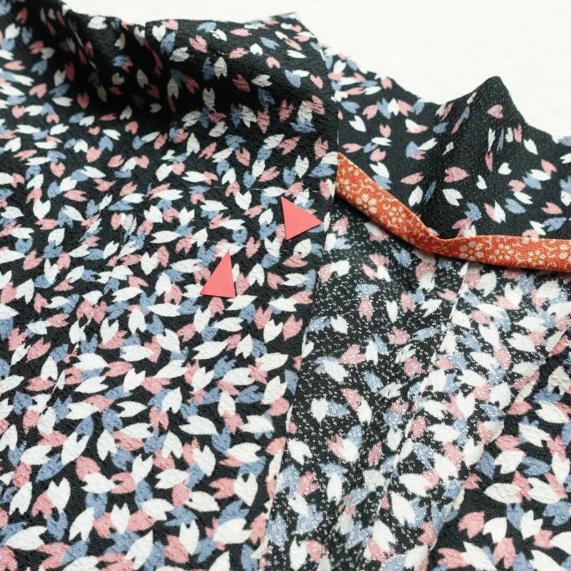 単衣 小紋 バチ衿仕立て ポリエステル 八掛付き 花柄 単衣仕立て 身丈165cm 裄丈66cm リサイクル着物 着物 黒_画像17