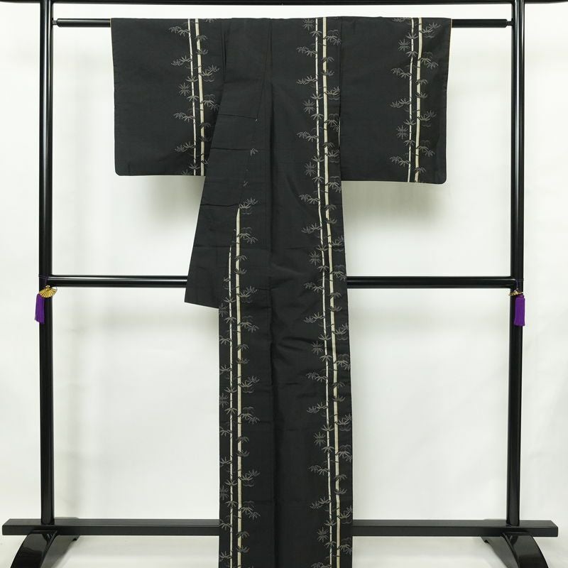 村山大島紬 正絹 木の葉・植物柄 袷仕立て 身丈164cm 裄丈62cm リサイクル着物 大島紬 着物 黒_画像2