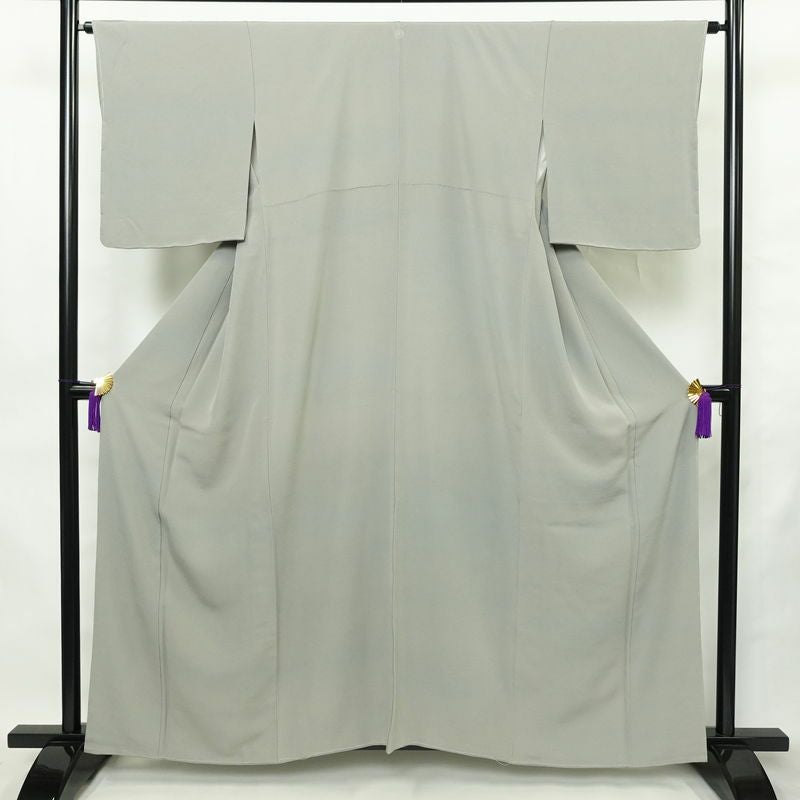 色無地 しつけ糸付き 縮緬 一つ紋付き 正絹 無地 袷仕立て 身丈158cm 裄丈64cm リサイクル着物 着物 お茶会 フォーマル シンプル グレー_画像1