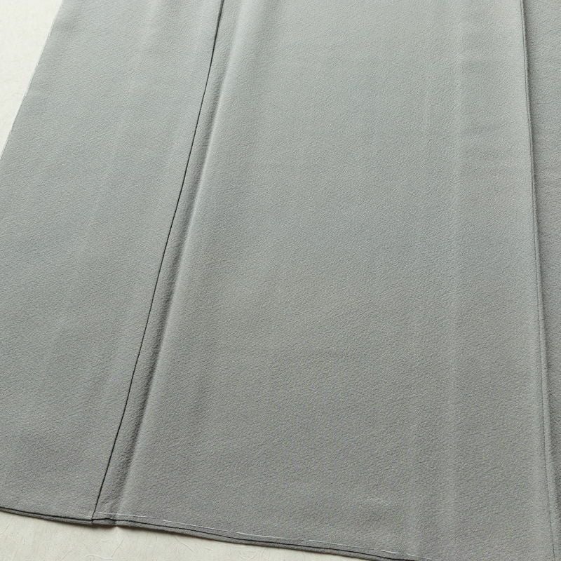 色無地 しつけ糸付き 縮緬 一つ紋付き 正絹 無地 袷仕立て 身丈158cm 裄丈64cm リサイクル着物 着物 お茶会 フォーマル シンプル グレー_画像4