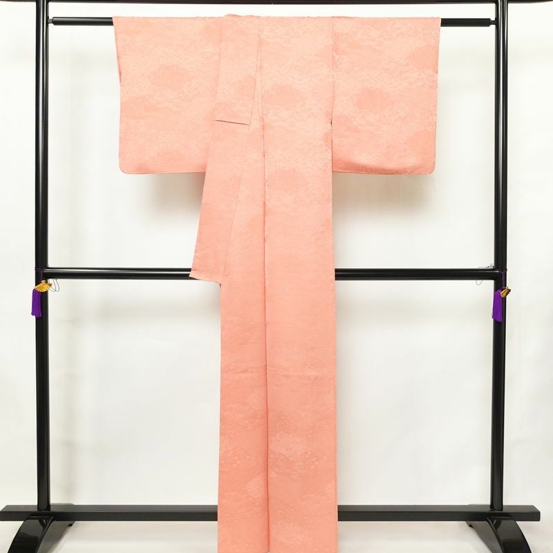 色無地 一つ紋付き 正絹 木の葉・植物柄 袷仕立て 身丈163cm 裄丈64.5cm リサイクル着物 着物 お茶会 フォーマル ピンク_画像2