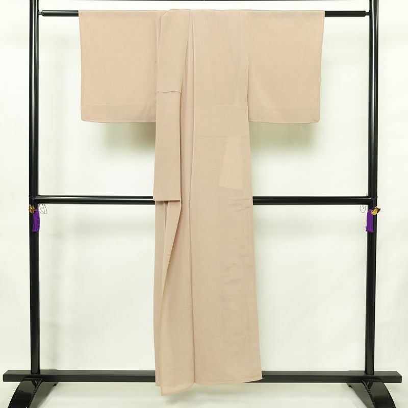 盛夏 色無地 白坂幸蔵 絽ちりめん 縮緬 絽 良品 しつけ糸付き 夏用 一つ紋付き 正絹 無地 単衣仕立て 身丈152.5cm 裄丈63.5cm リサイクル着物 着物 お茶会 フォーマル シンプル ピンクベージュ ベージュ_画像2