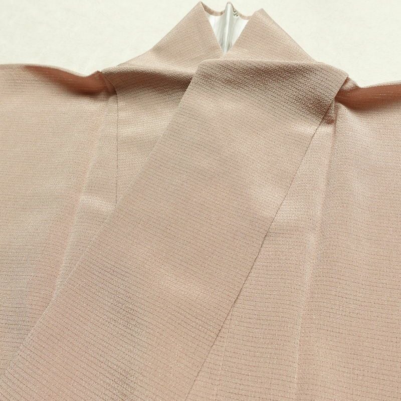 盛夏 色無地 白坂幸蔵 絽ちりめん 縮緬 絽 良品 しつけ糸付き 夏用 一つ紋付き 正絹 無地 単衣仕立て 身丈152.5cm 裄丈63.5cm リサイクル着物 着物 お茶会 フォーマル シンプル ピンクベージュ ベージュ_画像17