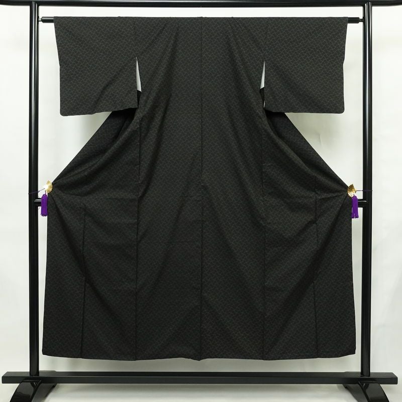 大島紬 古代染色 純泥染 証紙あり 正絹 古典柄 袷仕立て 身丈151cm 裄丈61.5cm リサイクル着物 着物 モダン 黒_画像1