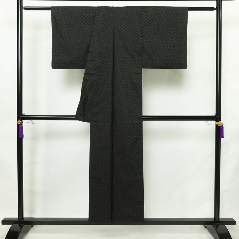 大島紬 古代染色 純泥染 証紙あり 正絹 古典柄 袷仕立て 身丈151cm 裄丈61.5cm リサイクル着物 着物 モダン 黒_画像2