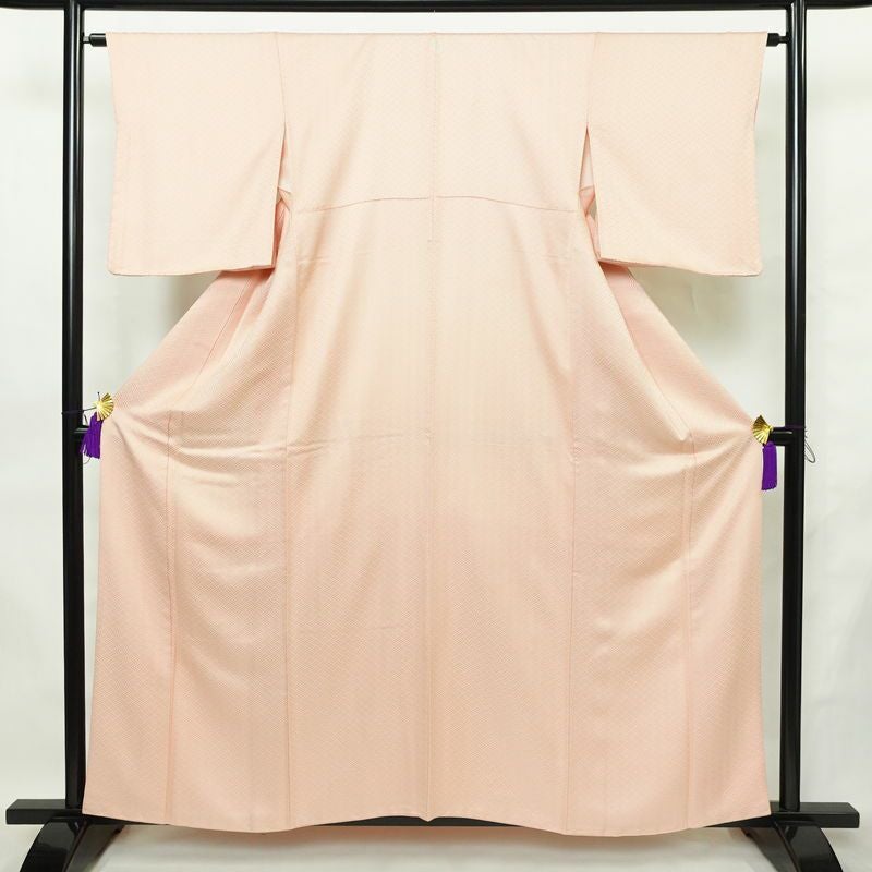 色無地 良品 綸子 一つ紋付き 正絹 古典柄 袷仕立て 身丈158cm 裄丈64cm リサイクル着物 一部しつけ糸付き 着物 入学式 お茶会 七五三 お宮参り フォーマル ピンク_画像1