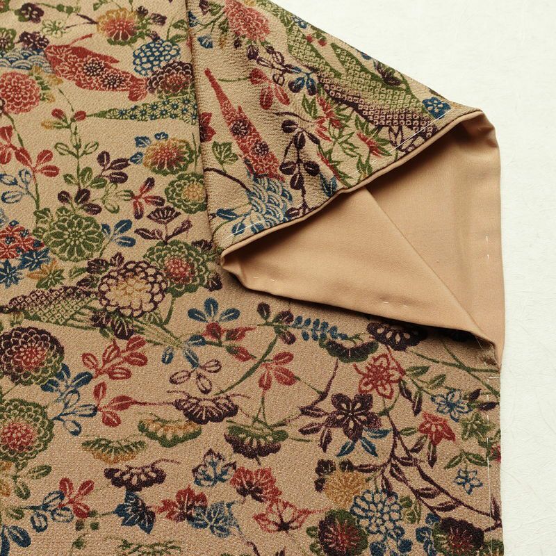 小紋 縮緬 正絹 古典柄 袷仕立て 身丈159cm 裄丈63cm リサイクル着物 一部しつけ糸付き 着物 松 菊 ベージュ_画像15