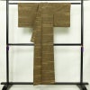 単衣 紬 バチ衿仕立て 正絹 縞柄・線柄 単衣仕立て 身丈149cm 裄丈62cm リサイクル着物 着物 モダン 紬着物 黄・黄土色_画像2