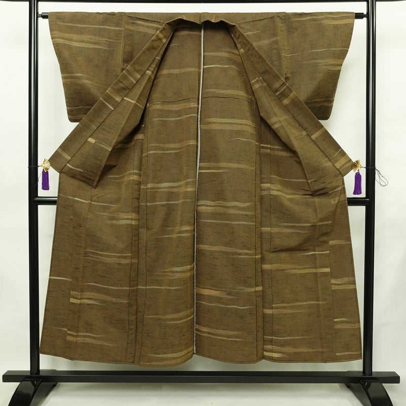 単衣 紬 バチ衿仕立て 正絹 縞柄・線柄 単衣仕立て 身丈149cm 裄丈62cm リサイクル着物 着物 モダン 紬着物 黄・黄土色_画像3