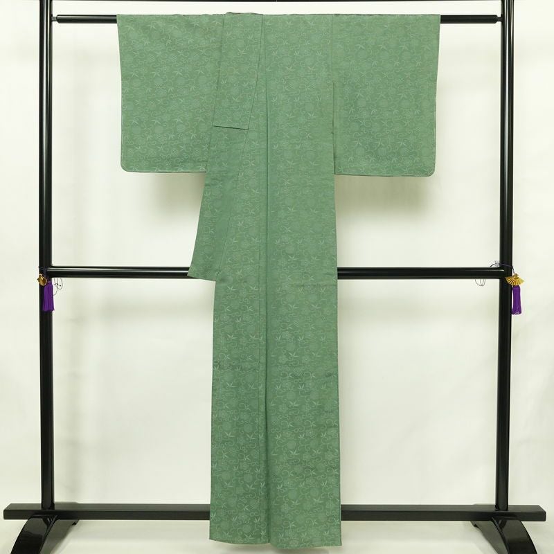 単衣 色無地 しつけ糸付き 一つ紋付き 正絹 古典柄 単衣仕立て 身丈158cm 裄丈63cm リサイクル着物 着物 緑・うぐいす色_画像2