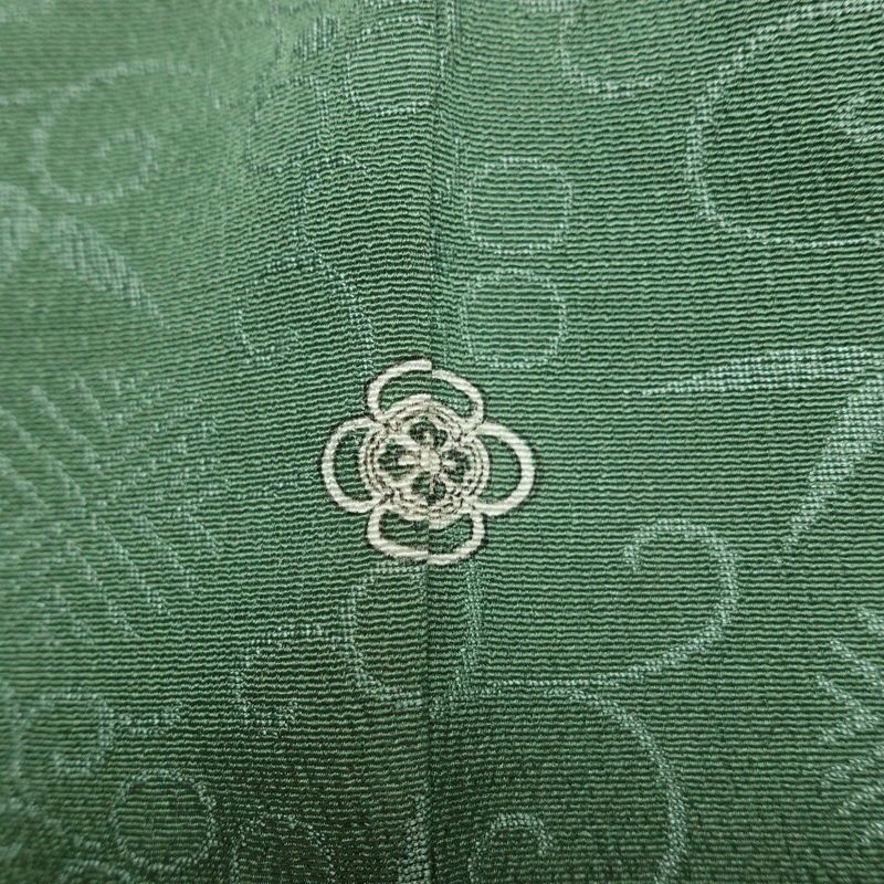 単衣 色無地 しつけ糸付き 一つ紋付き 正絹 古典柄 単衣仕立て 身丈158cm 裄丈63cm リサイクル着物 着物 緑・うぐいす色_画像11
