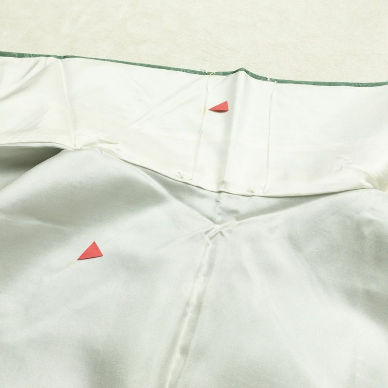 単衣 色無地 しつけ糸付き 一つ紋付き 正絹 古典柄 単衣仕立て 身丈158cm 裄丈63cm リサイクル着物 着物 緑・うぐいす色_画像18