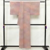 小紋 斉藤三才 落款入り 縮緬 一つ紋付き 正絹 その他の柄 袷仕立て 身丈155cm 裄丈64cm リサイクル着物 着物 紫・藤色_画像2
