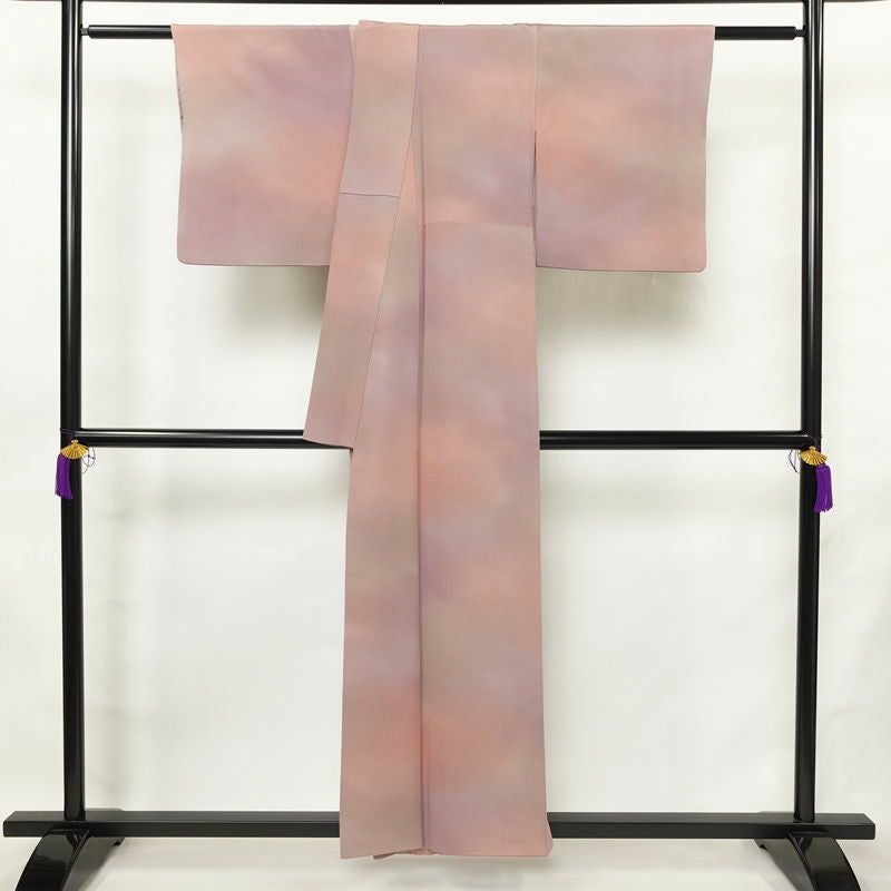 小紋 斉藤三才 落款入り 縮緬 一つ紋付き 正絹 その他の柄 袷仕立て 身丈155cm 裄丈64cm リサイクル着物 着物 紫・藤色_画像2