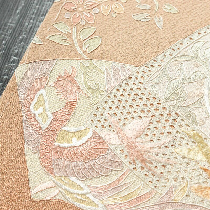 付け下げ 良品 スワトウ刺繍 蘇州刺繍 正絹 古典柄 袷仕立て 身丈156cm 裄丈62cm リサイクル着物 一部しつけ糸付き 着物 刺繍 入学式 卒業式 七五三 パーティー お宮参り フォーマル 上品 ベージュ_画像9