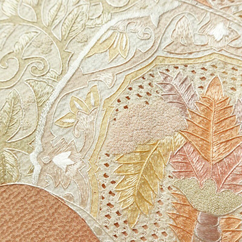 付け下げ 良品 スワトウ刺繍 蘇州刺繍 正絹 古典柄 袷仕立て 身丈156cm 裄丈62cm リサイクル着物 一部しつけ糸付き 着物 刺繍 入学式 卒業式 七五三 パーティー お宮参り フォーマル 上品 ベージュ_画像12