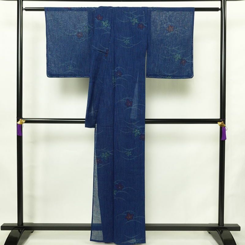 盛夏 小紋 美品 しつけ糸付き 夏用 ポリエステル 花柄 単衣仕立て 身丈160.5cm 裄丈64.5cm リサイクル着物 着物 青・紺_画像2