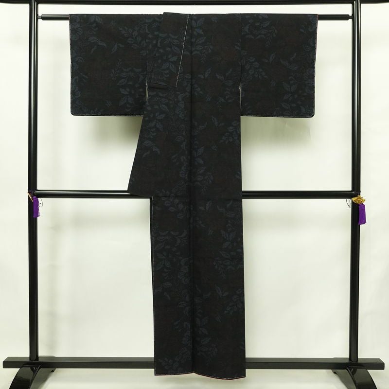 紬 しつけ糸付き 正絹 木の葉・植物柄 袷仕立て 身丈154cm 裄丈63cm リサイクル着物 着物 青・紺_画像2