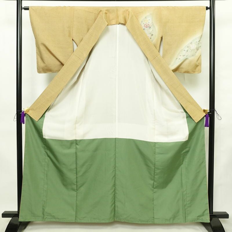 付け下げ 落款入り しつけ糸付き 一つ紋付き 正絹 花柄 袷仕立て 身丈162cm 裄丈63cm リサイクル着物 着物 洒落 紬地 ベージュ_画像3