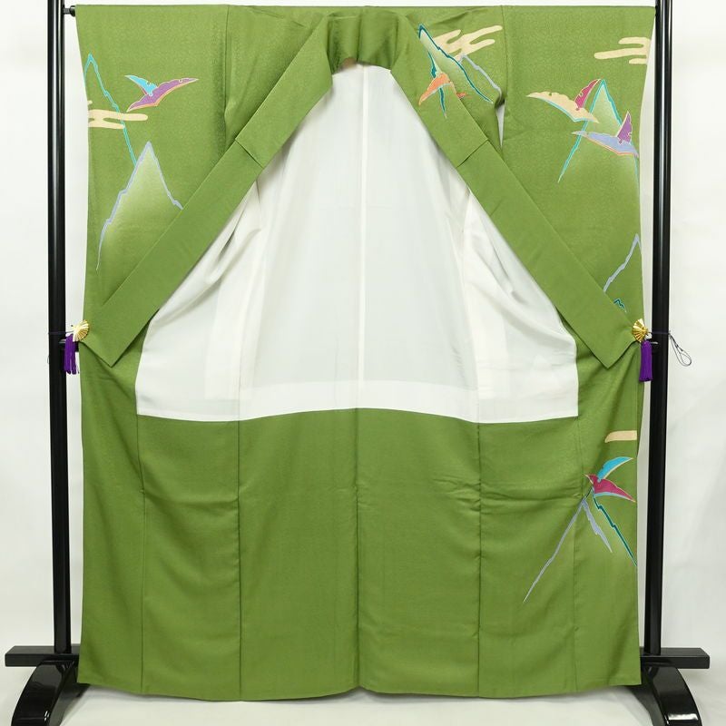 振袖 金駒刺繍 正絹 古典柄 袷仕立て 身丈166cm 裄丈65.5cm リサイクル着物 着物 刺繍 共八掛 金彩 成人式 二十歳 二十歳の集い 緑・うぐいす色_画像3