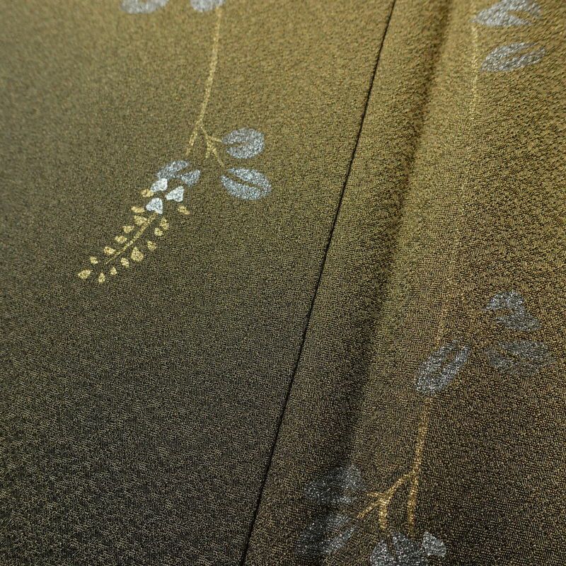 付け下げ 美品 正絹 花柄 袷仕立て 身丈154.5cm 裄丈63cm リサイクル着物 着物 箔 入学式 卒業式 七五三 お宮参り フォーマル 千鳥 上品 黄・黄土色_画像10