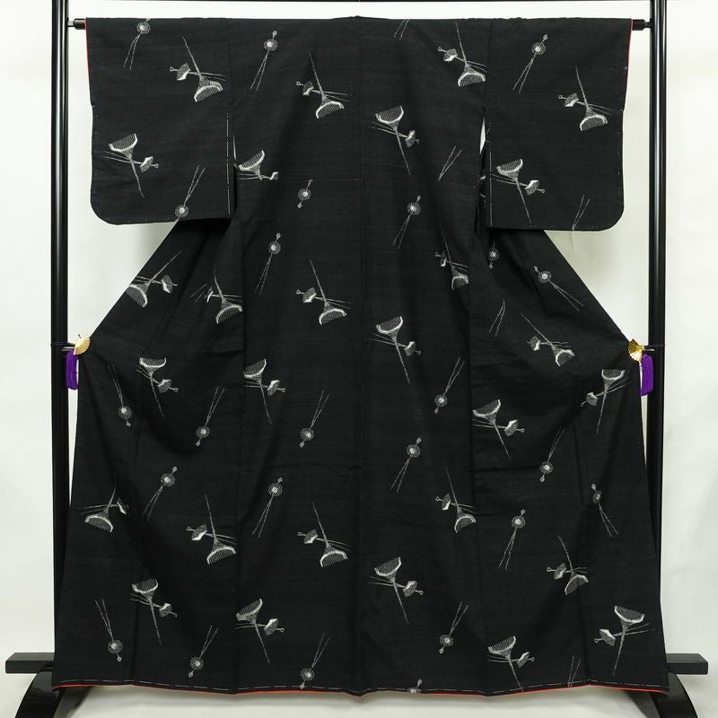 紬 しつけ糸付き 正絹 その他の柄 袷仕立て 身丈163cm 裄丈63.5cm リサイクル着物 着物 モダン 洒落 簪 かんざし 黒_画像1