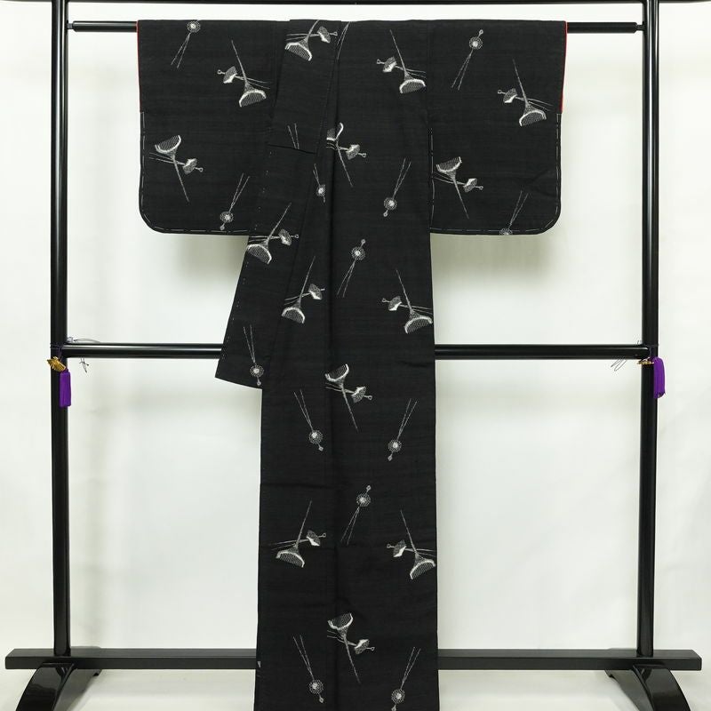 紬 しつけ糸付き 正絹 その他の柄 袷仕立て 身丈163cm 裄丈63.5cm リサイクル着物 着物 モダン 洒落 簪 かんざし 黒_画像2