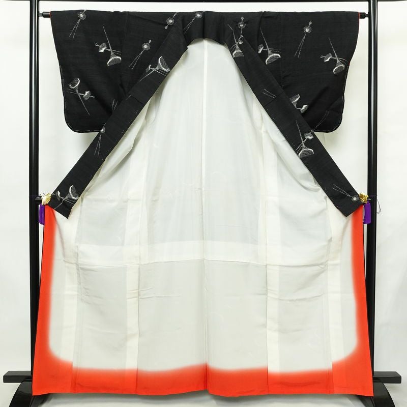 紬 しつけ糸付き 正絹 その他の柄 袷仕立て 身丈163cm 裄丈63.5cm リサイクル着物 着物 モダン 洒落 簪 かんざし 黒_画像3