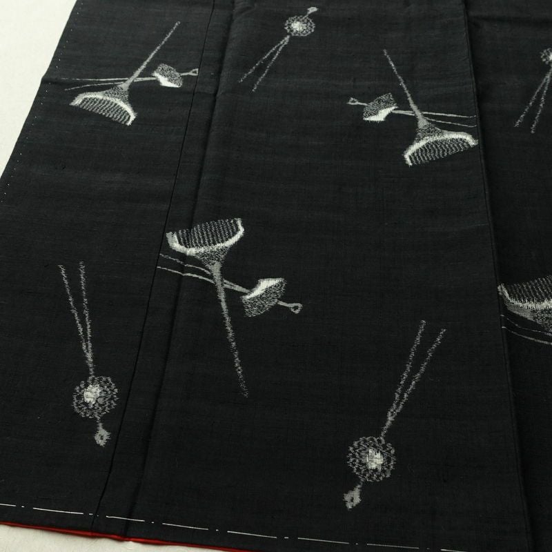 紬 しつけ糸付き 正絹 その他の柄 袷仕立て 身丈163cm 裄丈63.5cm リサイクル着物 着物 モダン 洒落 簪 かんざし 黒_画像4