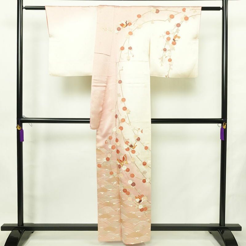 訪問着 落款入り 綸子 伊達衿付き 金駒刺繍 正絹 花柄 袷仕立て 身丈158.5cm 裄丈67cm リサイクル着物 着物 蝶 金彩 入学式 卒業式 七五三 お宮参り フォーマル ピンク_画像2