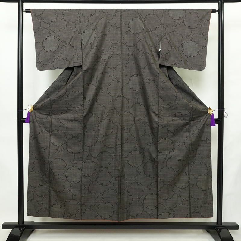 大島紬 良品 純泥染 証紙あり 正絹 古典柄 袷仕立て 身丈154cm 裄丈63cm リサイクル着物 着物 モダン 茶_画像1