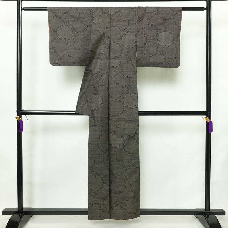 大島紬 良品 純泥染 証紙あり 正絹 古典柄 袷仕立て 身丈154cm 裄丈63cm リサイクル着物 着物 モダン 茶_画像2