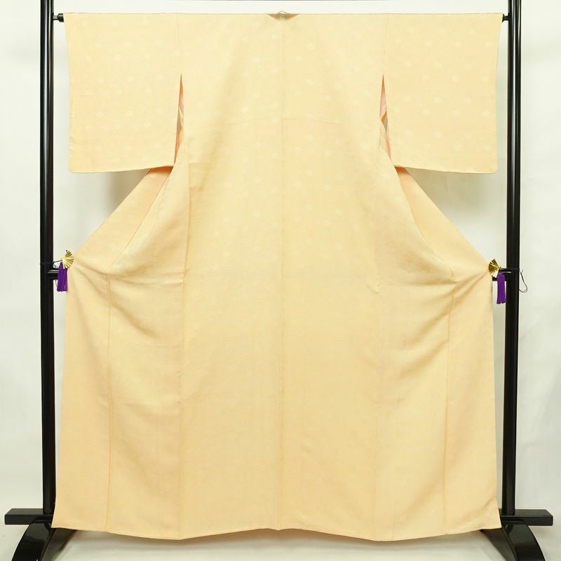 色無地 美品 しつけ糸付き 一つ紋付き 正絹 木の葉・植物柄 袷仕立て 身丈161.5cm 裄丈65.5cm リサイクル着物 着物 入学式 卒業式 お茶会 七五三 お宮参り フォーマル 上品 淡オレンジ 橙_画像1